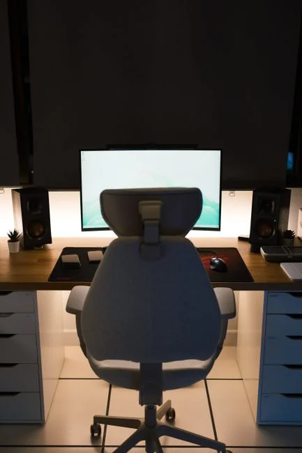 Une tablette affichant un site web financier, à côté d’un clavier et d’une souris blancs. Parfait pour des images d’illustration sur le thème de la tech.